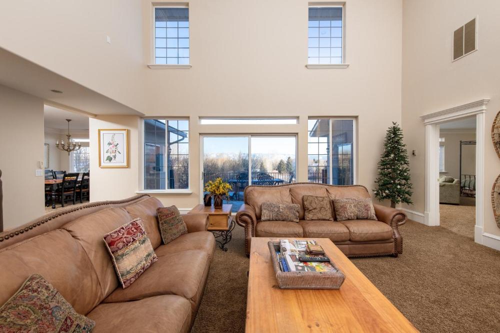Family Getaway-Hot Tub, Ice Castles & Tubing HS home